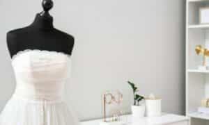 immagine di un abito da sposa lavato su un manichino nero