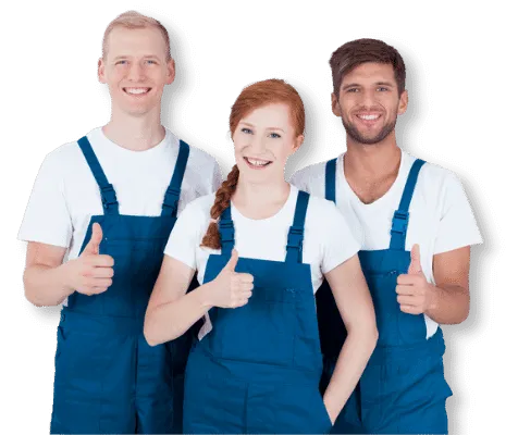 tre addetti alle pulizie sorridono