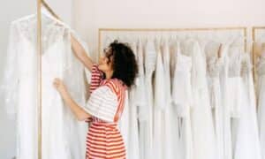 abiti esposti in una lavanderia per abiti da sposa
