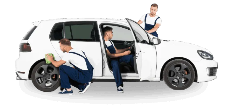 tre operai durante il lavaggio a mano di un auto